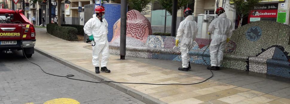 Els bombers realitzen tasques de desinfecció a Vinaròs