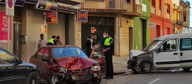 Accidente sin heridos en la calle Alcalà de Xivert de Benicarló