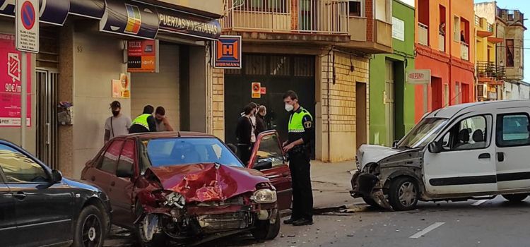 Accidente sin heridos en la calle Alcalà de Xivert de Benicarló