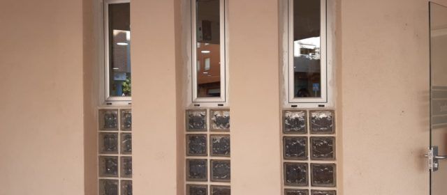 El Centre de Dia Nou d’Octubre de Benicarló obri 4 finestres noves per a afavorir la ventilació