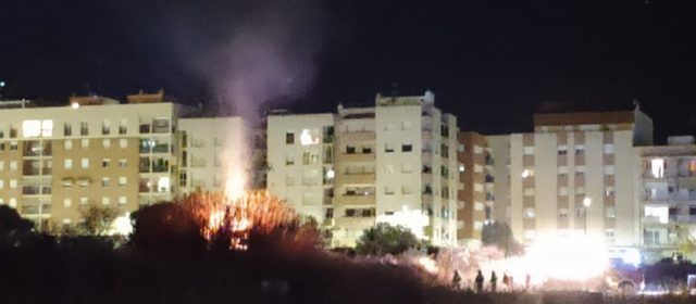 Incendi de vegetació vora al casc urbà de Vinaròs