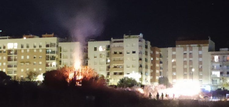 Incendi de vegetació vora al casc urbà de Vinaròs