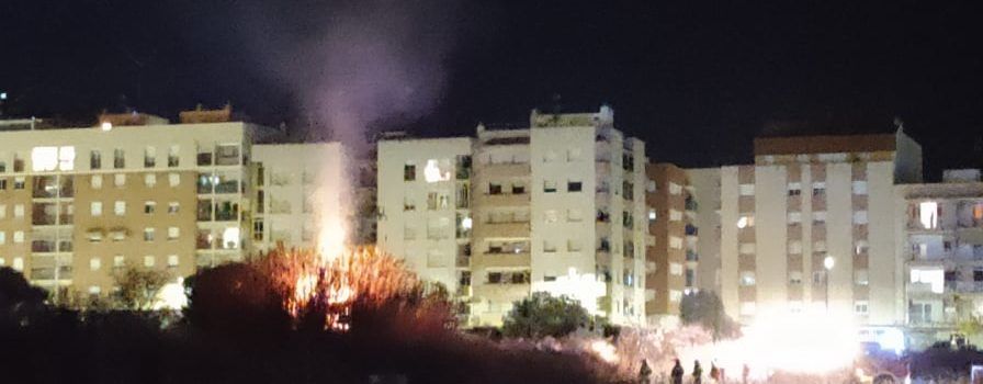 Incendi de vegetació vora al casc urbà de Vinaròs