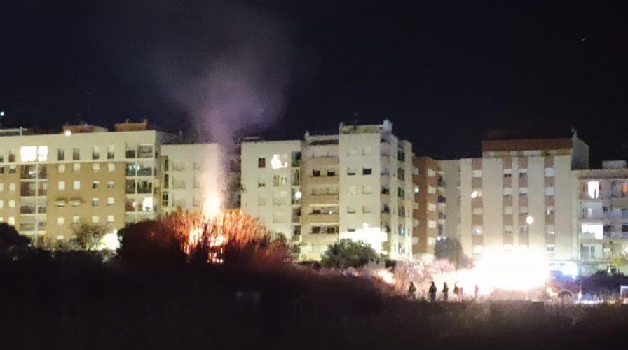 Incendi de vegetació vora al casc urbà de Vinaròs