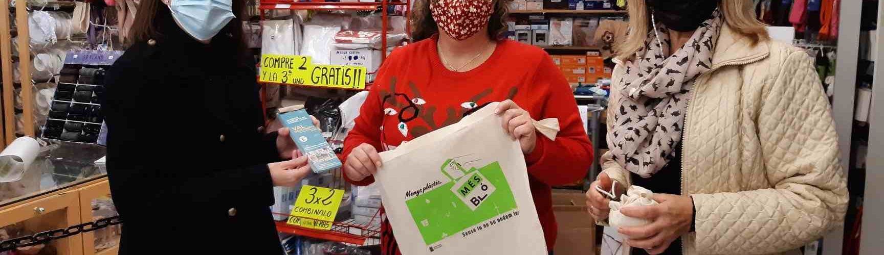 Els comerços de Benicarló ja estan repartint les bosses reutilitzables i els vals descompte