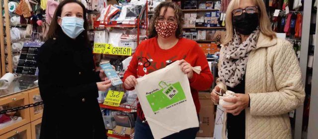Els comerços de Benicarló ja estan repartint les bosses reutilitzables i els vals descompte