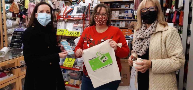 Els comerços de Benicarló ja estan repartint les bosses reutilitzables i els vals descompte