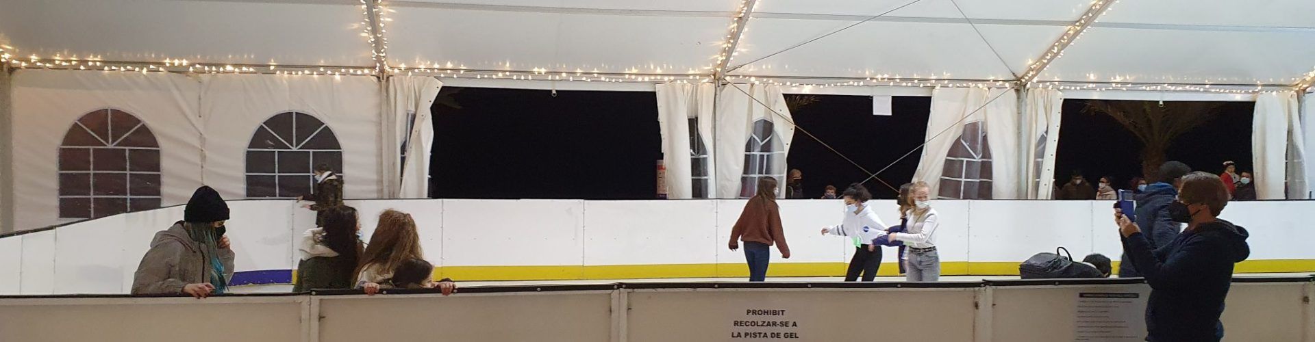 La pista de hielo y la feria Lluís Santapau animan el paseo de Vinaròs