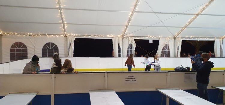 La pista de hielo y la feria Lluís Santapau animan el paseo de Vinaròs