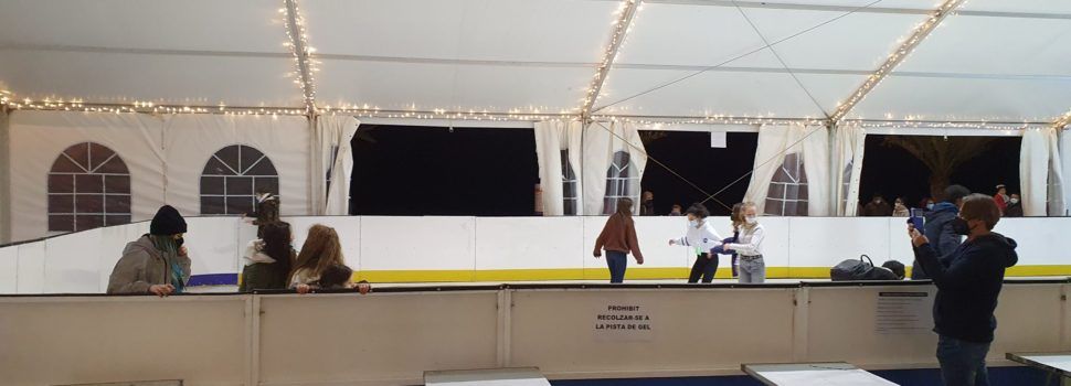 La pista de hielo y la feria Lluís Santapau animan el paseo de Vinaròs