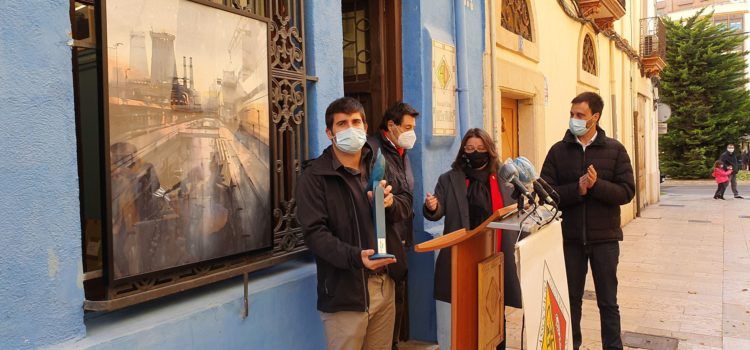 Amics de Vinaròs lliura a Adrián Marmolejo el premi del concurs d’aquarel·les