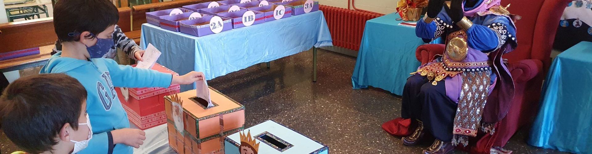 Fotos: el patge del Reis Mags visita les escoles a Vinaròs