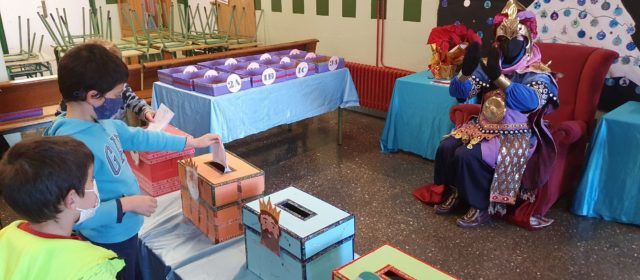 Fotos: el patge del Reis Mags visita les escoles a Vinaròs