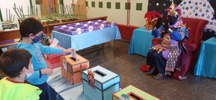Fotos: el patge del Reis Mags visita les escoles a Vinaròs
