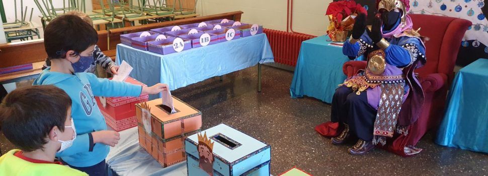 Fotos: el patge del Reis Mags visita les escoles a Vinaròs
