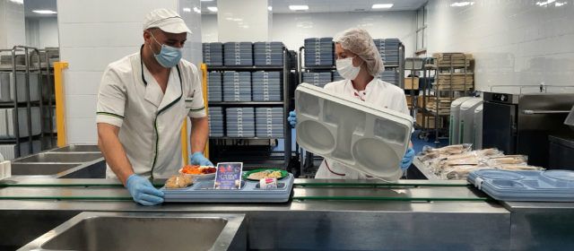 Los hospitales castellonenses ofrecen menús especiales para hacer más agradable la estancia de pacientes en Navidad