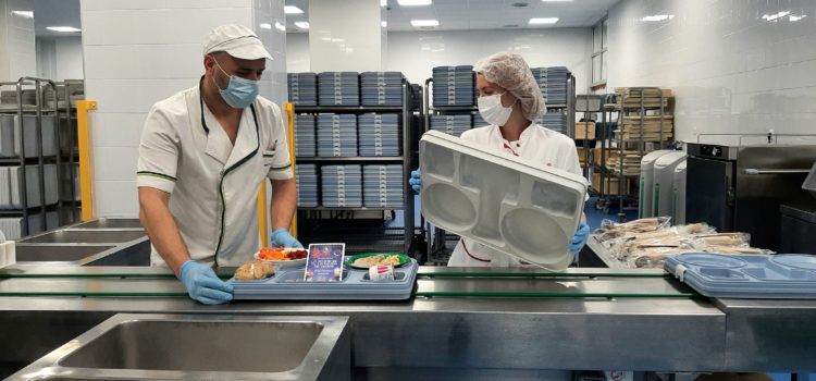 Los hospitales castellonenses ofrecen menús especiales para hacer más agradable la estancia de pacientes en Navidad