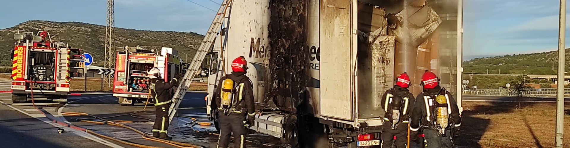 S’incendia un camió de mudances a la N-340, terme de Peníscola