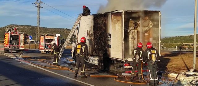 S’incendia un camió de mudances a la N-340, terme de Peníscola