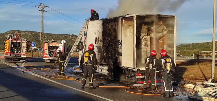 S’incendia un camió de mudances a la N-340, terme de Peníscola