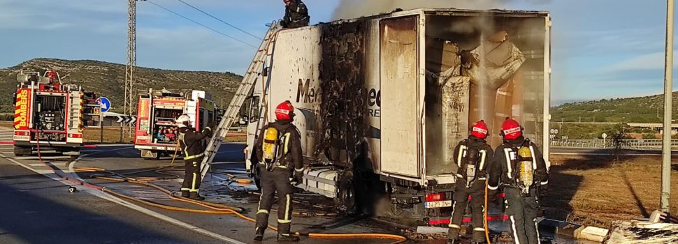 S’incendia un camió de mudances a la N-340, terme de Peníscola