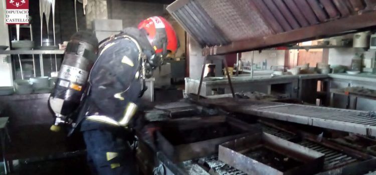Un ferit en incendiar-se un restaurant a la Ratlla del Terme a Benicarló