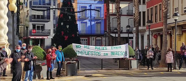 Los restauradores de Benicarló se manifiestan pidiendo bajada de impuestos por las restricciones a causa de la pandemia