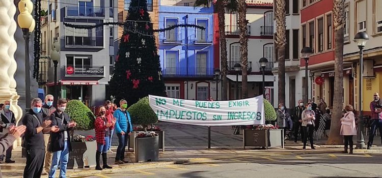 Los restauradores de Benicarló se manifiestan pidiendo bajada de impuestos por las restricciones a causa de la pandemia