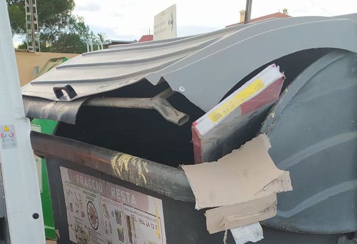 Sorprendidos en Benicarló tirando láminas de parqué en la Partida Covatelles