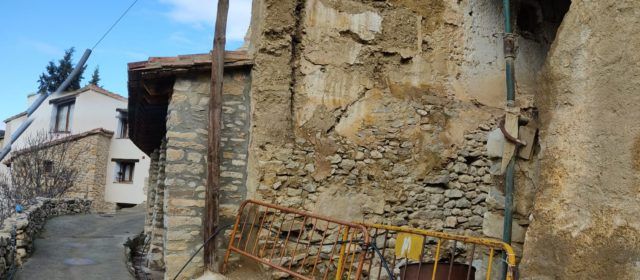 Veïns d’Ortells urgeixen solucions al risc d’enderrocament d’una vivenda sobre els safaretjos
