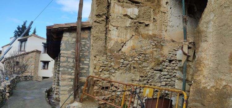 Veïns d’Ortells urgeixen solucions al risc d’enderrocament d’una vivenda sobre els safaretjos
