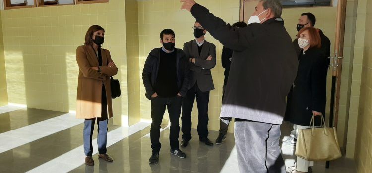 Comença la instal·lació de mobiliari i material per obrir l’11 de gener el nou col·legi de Canet lo Roig