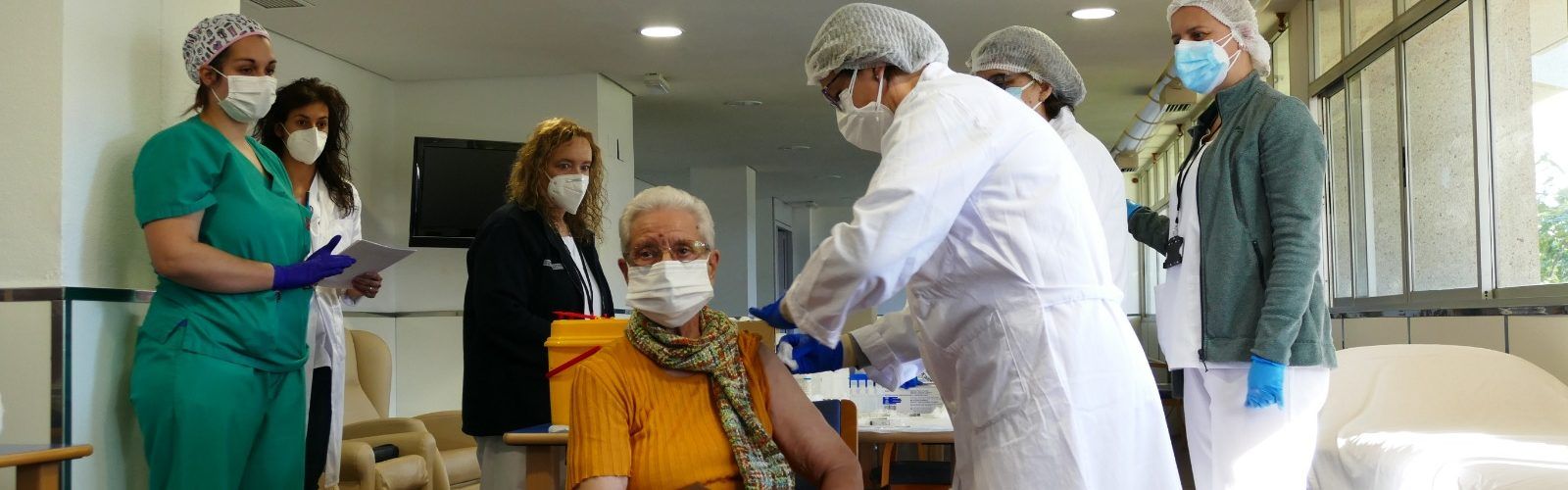 Benilde Domingo, de 86 años, de Benafigos, primera en recibir la vacuna en la provincia de Castellón