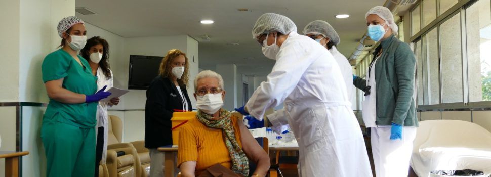 Benilde Domingo, de 86 años, de Benafigos, primera en recibir la vacuna en la provincia de Castellón