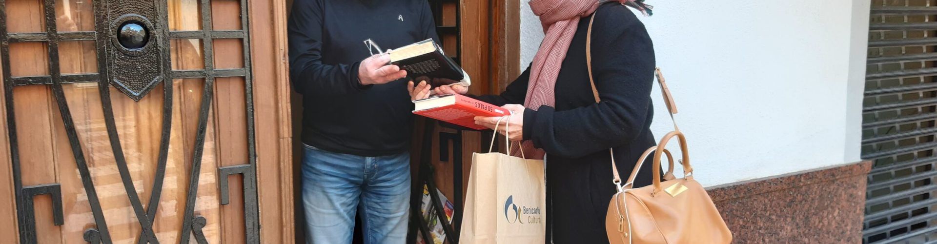 La Biblioteca de Benicarló estrena un servei de préstec a domicili per a persones majors