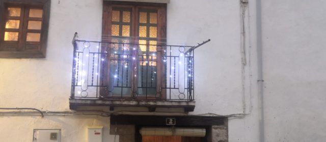 Llums nadalenques als balcons de Vallibona