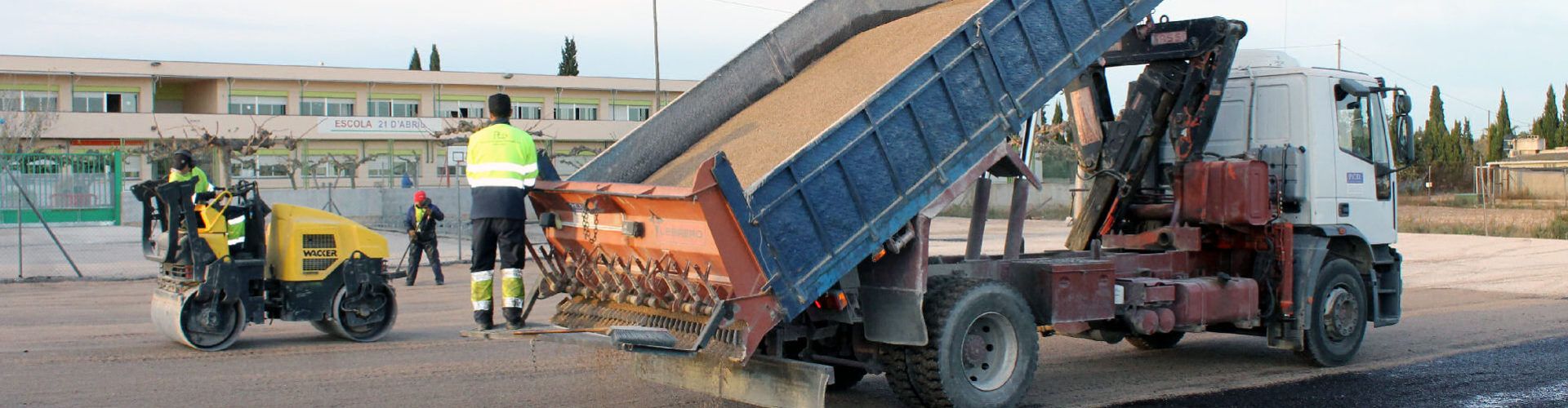 L’Ajuntament de l’Aldea pavimenta el pàrquing del Col·legi 21 d’Abril
