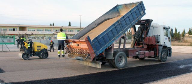 L’Ajuntament de l’Aldea pavimenta el pàrquing del Col·legi 21 d’Abril