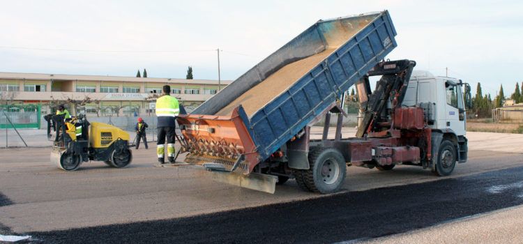 L’Ajuntament de l’Aldea pavimenta el pàrquing del Col·legi 21 d’Abril