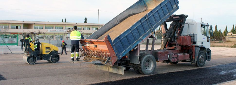L’Ajuntament de l’Aldea pavimenta el pàrquing del Col·legi 21 d’Abril