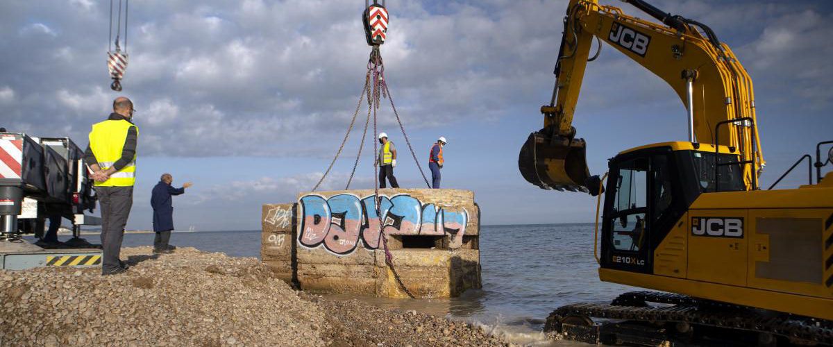 Dos nius de metralladora de la platja de les Cases es traslladen a 20 metres de la costa