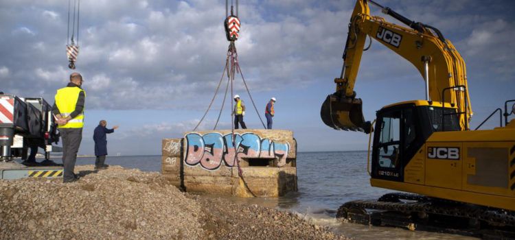 Dos nius de metralladora de la platja de les Cases es traslladen a 20 metres de la costa