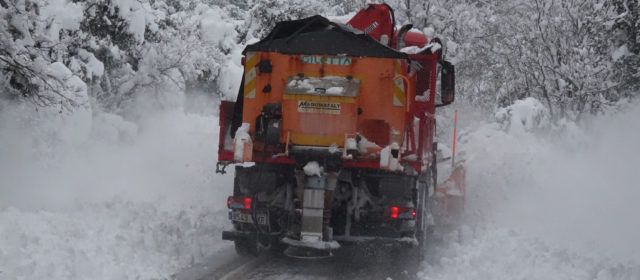 El Consorci de Bombers reforça amb més maquinària les mesures contra el gel a les carreteres