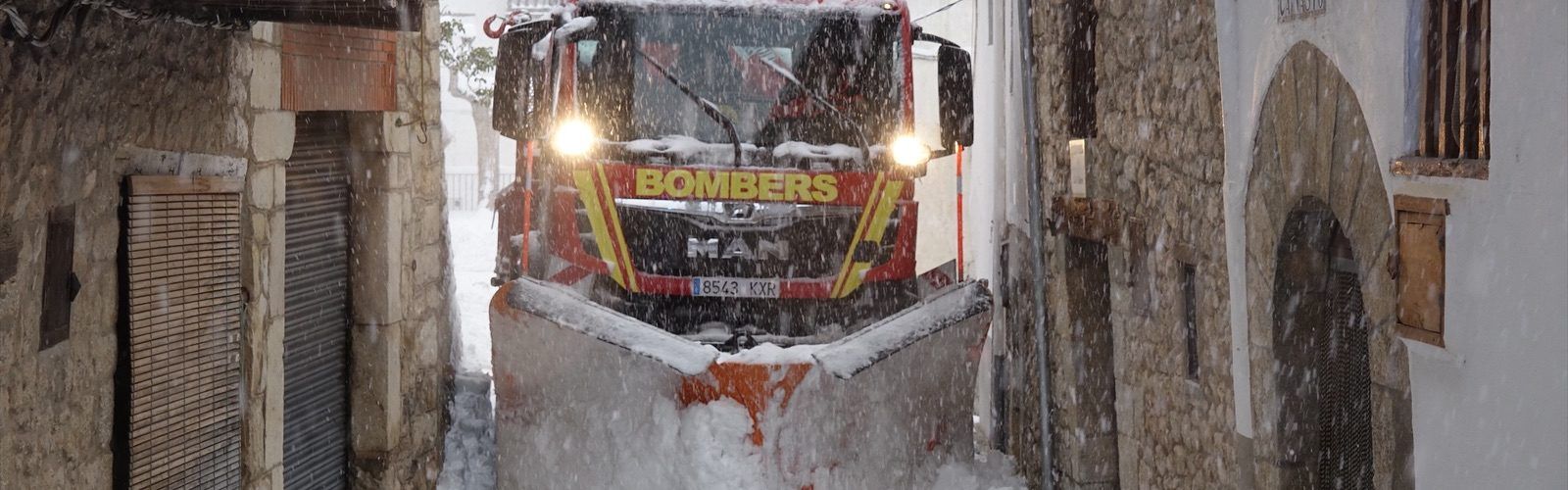 Los bomberos siguen actuando mientras continúa nevando