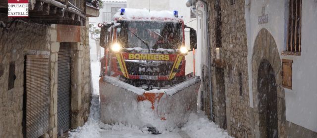 Los bomberos siguen actuando mientras continúa nevando