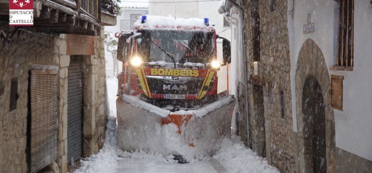 Los bomberos siguen actuando mientras continúa nevando