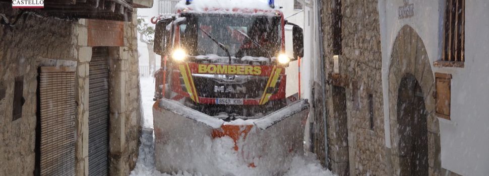 Los bomberos siguen actuando mientras continúa nevando