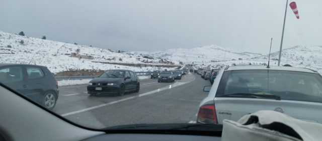 Colas de coches que iban a ver la nieve obstaculizaron trabajos de las quitanieves y servicios de emergencia