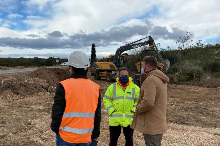 Comienzan las obras en la rotonda de la CV-11 tras ceder el Ayuntamiento de Sant Jordi los terrenos a la Generalitat
