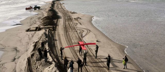 Denuncien la fragilitat del Trabucador del Delta amb una creu roja